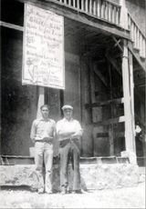 Роберт Говард (слева) с Билли в Kid Sign